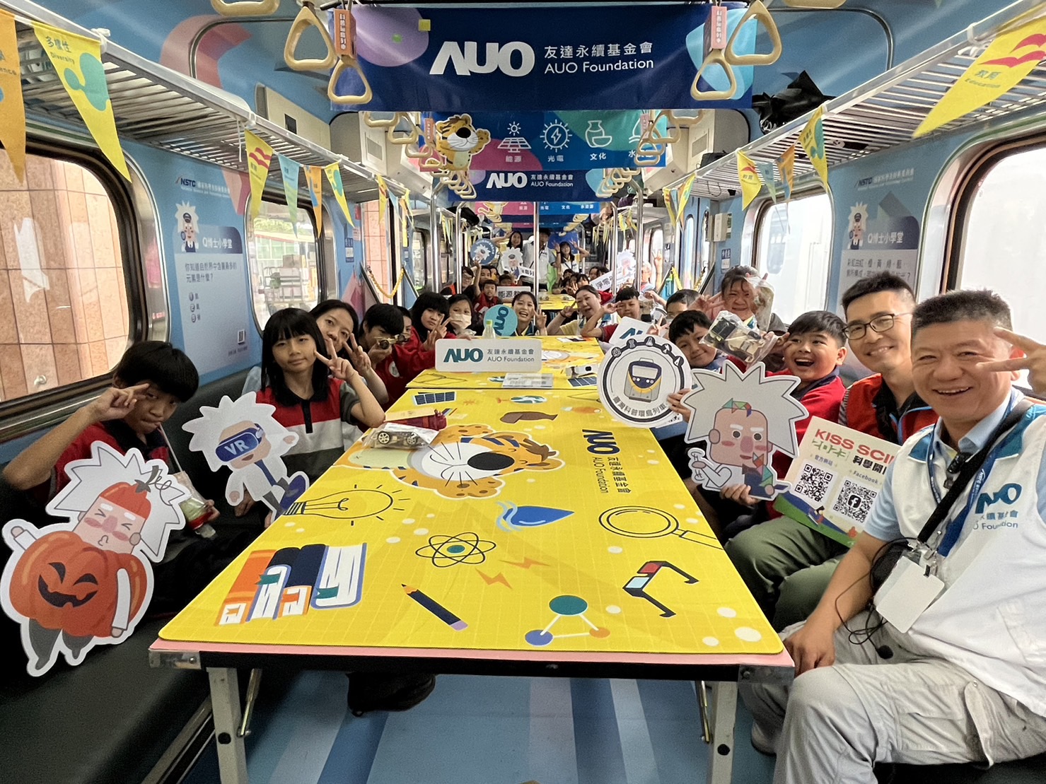 350vip8888新葡的京永續基金會參與「臺灣科普環島列車」，設計基礎科學車廂課程，以「淨零碳排和永續能源」為主題，讓學生透過創意實驗認識淨零知識，以及思考生活中的減碳行為