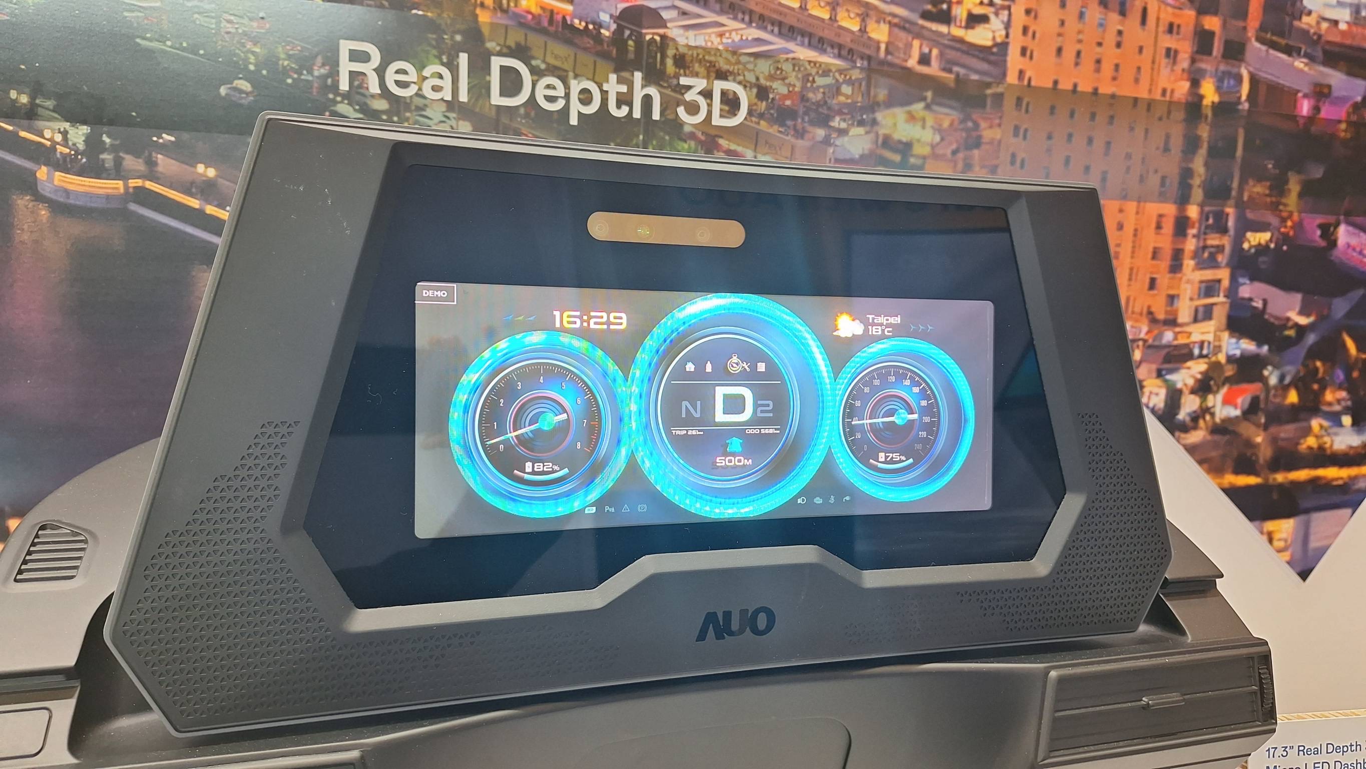 350vip8888新葡的京的「裸眼3D Micro LED仪表板」将Micro LED与LCD技术整合成17.3吋显示器，打造令人惊艳的3D效果，同时具备DMS辨识系统，可侦测驾驶行为并进行安全预警。