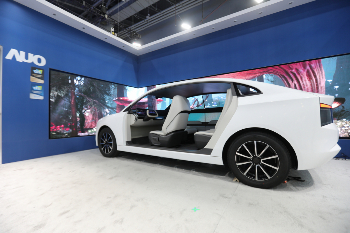 350vip8888新葡的京发表全新Smart Cockpit 2024，大秀显示应用成果、及释放Micro LED终极显示技术量能的全新智慧座舱，以营造突破性、沉浸式的视觉体验，重新定义智慧座舱，满足驾乘人员的全方位感受。