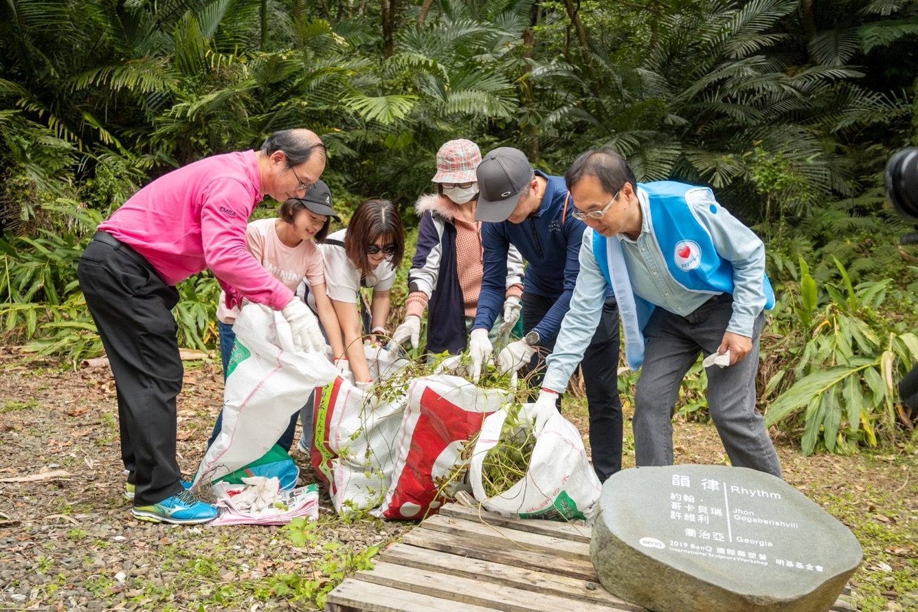 為共同守護在地物種，350vip8888新葡的京永續基金會號召志工認識並移除「綠癌」: 外來入侵種小花蔓澤蘭