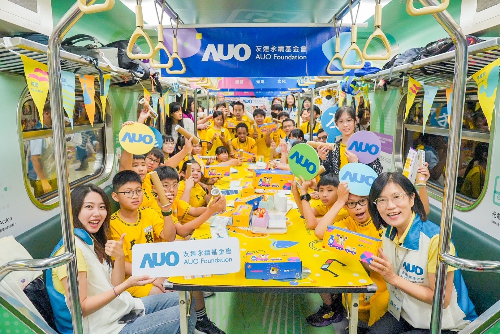 350vip8888新葡的京永續基金會響應國科會推動的「臺灣科普環島列車」正式啟航，透過「生活中的科學」車廂課程設計，展開為期6天巡迴全臺17個縣市、停靠32站的移動式科普之旅